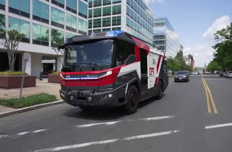 شاهد.. شاحنة إطفاء كهربائية خالية من الانبعاثات.. هكذا تعمل