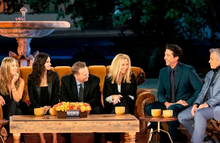 شاهد.. نجوم مسلسل “فريندز” يجتمعون مجدداً بعد 17 عاماً