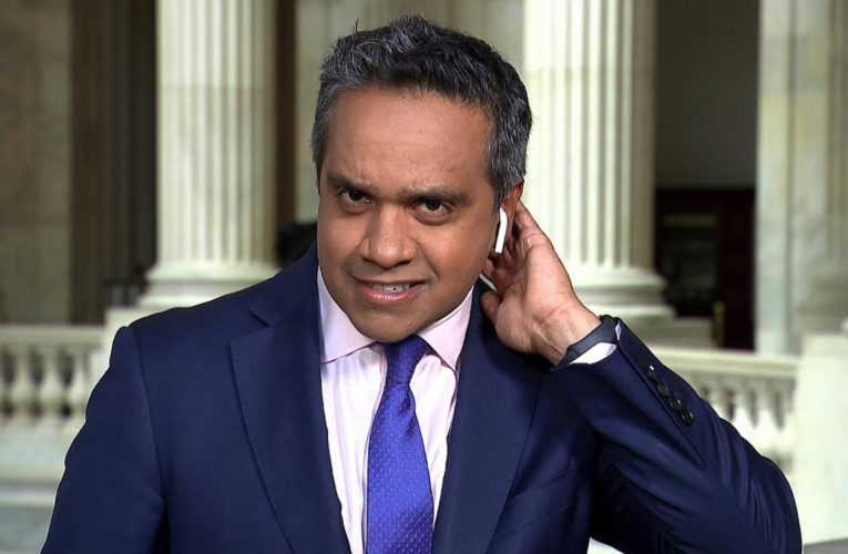 حشرة ضخمة تزحف على رقبة مراسل CNN على الهواء.. شاهد رد فعله