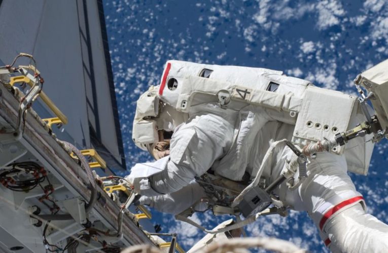 “رأيت كوكب الأرض وقدماي تتدليان”.. هكذا يكون السير في الفضاء