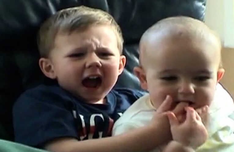 بعد بيعه مقابل 761 ألف دولار.. نجوم فيديو “تشارلي عض إصبعي” يتحدثون عن نجاحه