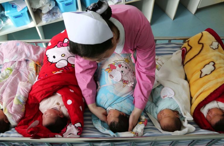 الصين تسمح لسكانها إنجاب ما يصل إلى 3 أطفال