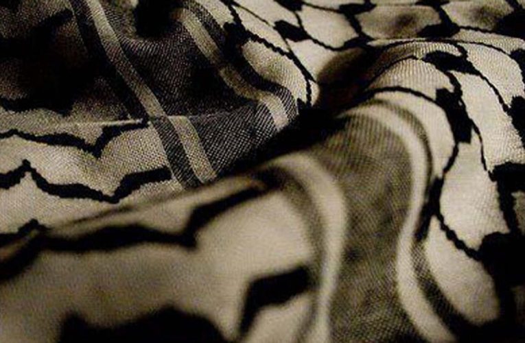 من غطاء رأس إلى رمز وطني.. تعرف على تاريخ الكوفية الفلسطينية ودلالات النقوش عليها