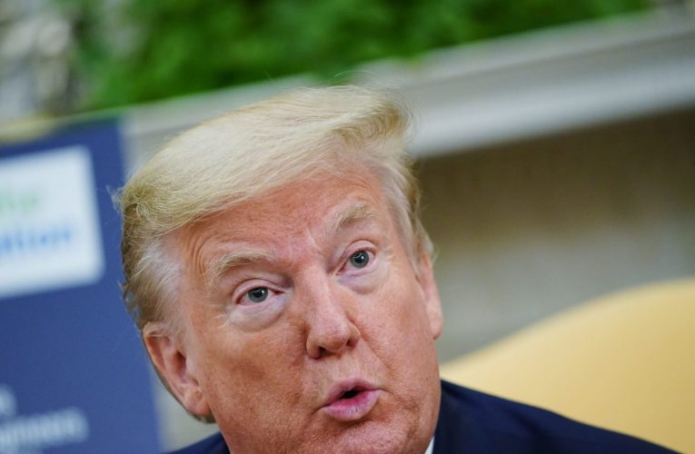 فيسبوك يعلن تعليق حساب ترامب لمدة عامين على الأقل