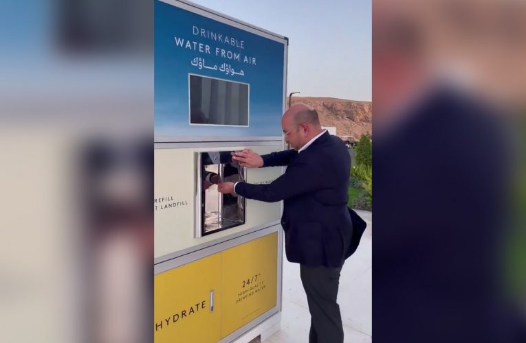 رئيس شركة يستعرض جهازًا لاستخراج الماء من الهواء في السعودية