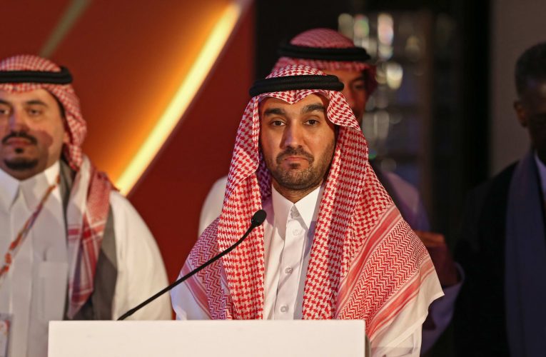 وزير الرياضة السعودي يشجع “الأخضر” بين الجماهير من المدرجات.. هكذا جاءت التعليقات