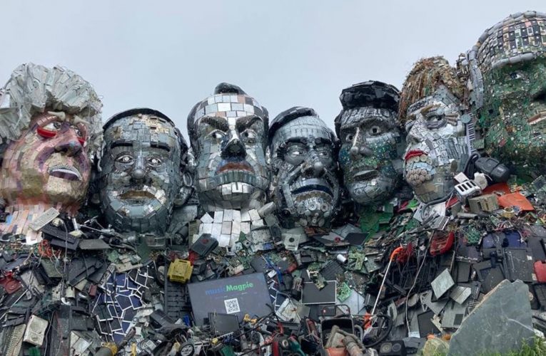 تمثال من نفايات إلكترونية يصوّر قادة مجموعة السبع بالقرب من موقع القمة