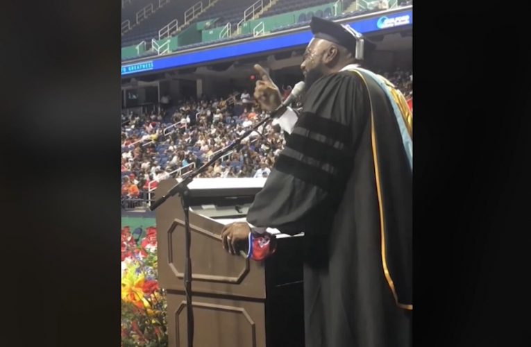 “سأحبكم إلى الأبد”.. مدير مدرسة يذهل طلابه بأدائه أغنية ويتني هيوستن في حفل تخرجهم