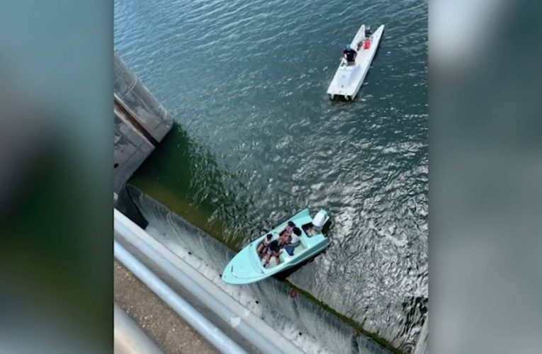 نجو من حادث مريع.. إنقاذ 4 أشخاص من قارب متدل على حافة سد