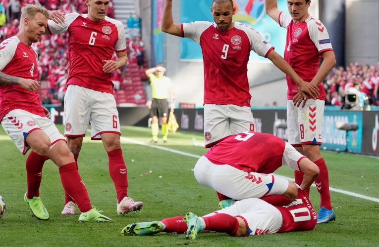 بالصور.. سقوط مفاجىء للاعب منتخب الدنمارك بالملعب خلال مباراة فنلندا في يورو 2020