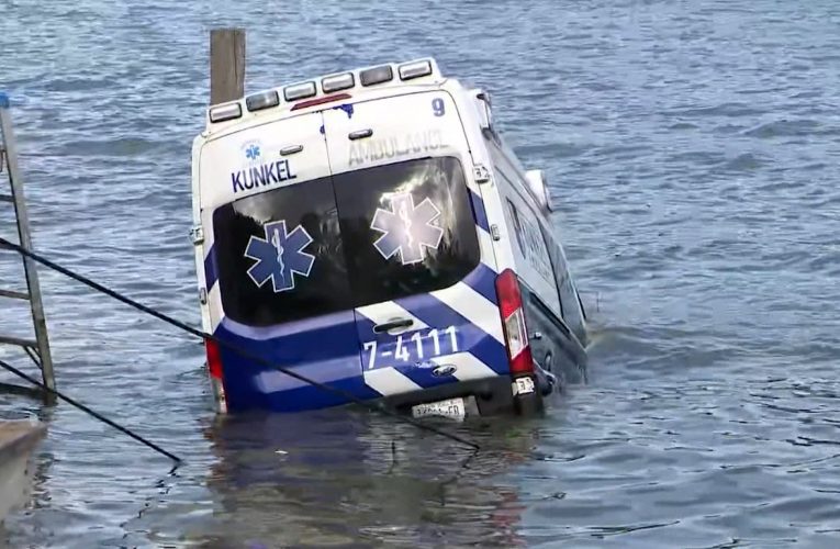 فيديو يظهر لحظة سقوط سيارة إسعاف مسروقة في المياه.. ما قصتها؟