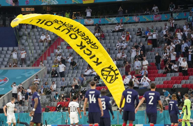 محتج يهبط على أرضية ملعب مباراة فرنسا وألمانيا ويتسبب بإصابات بين الجماهير
