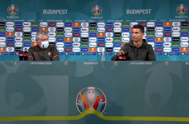 أثناء مؤتمر صحفي.. رونالدو يزيح مشروبات غازية ويدعو الناس لشرب الماء