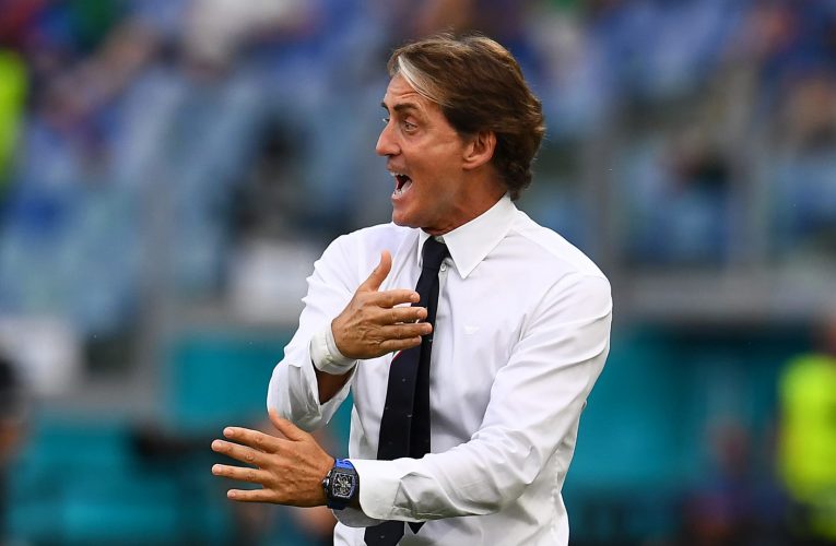 شاهد.. مدرب إيطاليا يستعرض مهاراته الكروية في مباراة ويلز