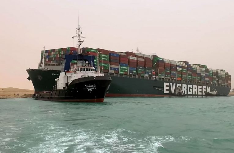 “اتفاق مبدئي” بين قناة السويس ومالكي “إيفرغيفن” حول التعويضات للإفراج عن السفينة