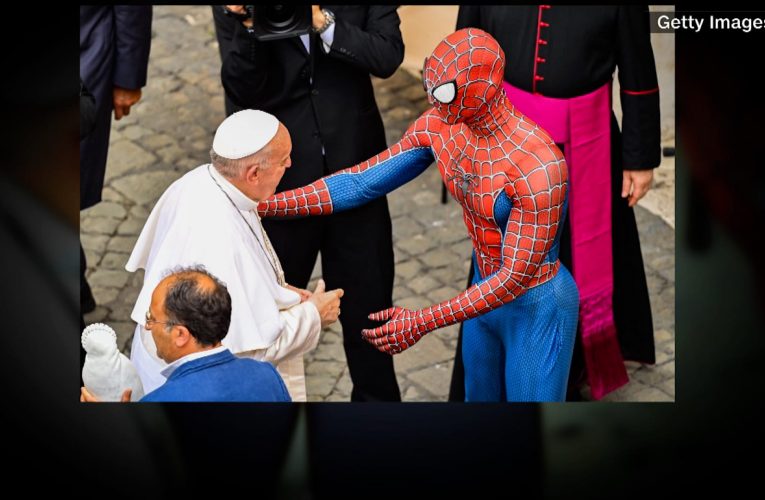 تداول صور لقاء غير تقليدي بين البابا فرانسيس والرجل العنكبوت.. ما القصة وراء مصافحتهما؟