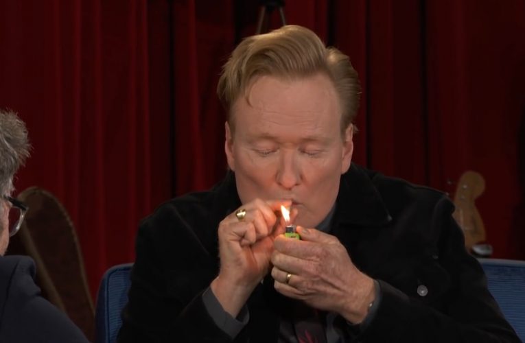 شاهد.. كونان أوبريان يدخن الحشيش على الهواء في إحدى أواخر حلقاته على TBS