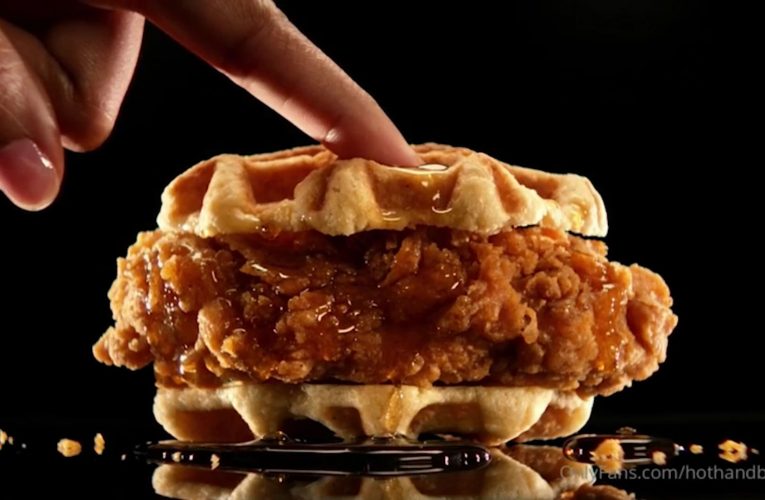 بعد إعلان باريس هيلتون بالبكيني.. حملة لسلسلة كارلز جونيور على موقع ترفيهي للبالغين