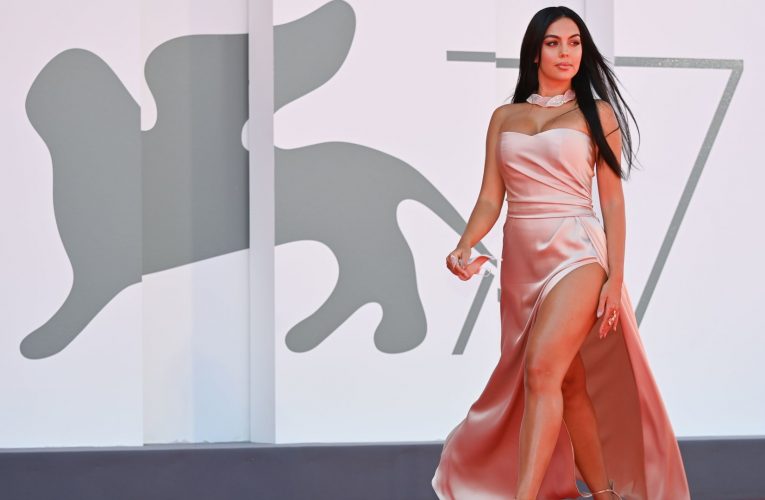 “تميمة حظ”.. جورجينا تكشف ما يضعه رونالدو في جرابه أثناء خوض مباريات اليورو