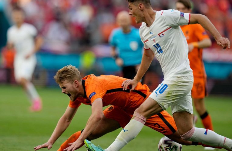 هولندا تدفع ثمن أفكار مدربها وخطأ دي ليخت الكوميدي وتودع اليورو