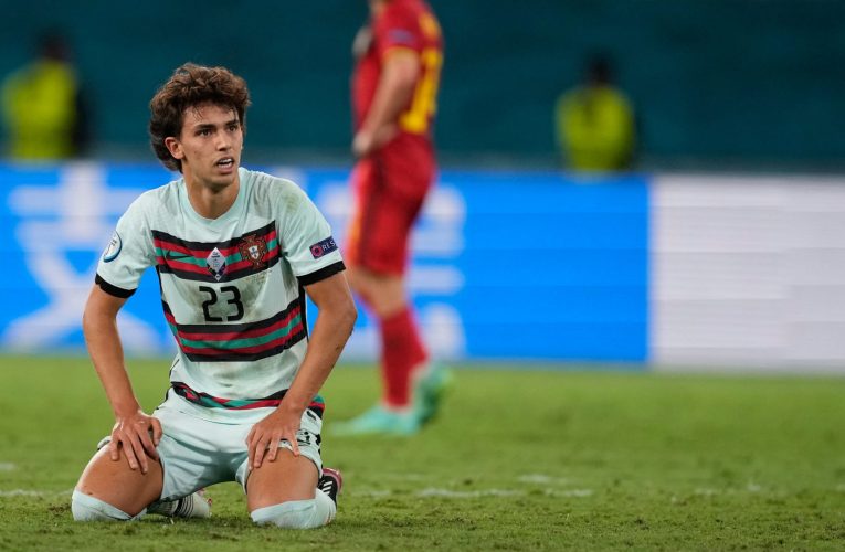 لاعب مانشستر يونايتد السابق يهاجم نجم البرتغال: لو كنت مكان رونالدو لطاردته