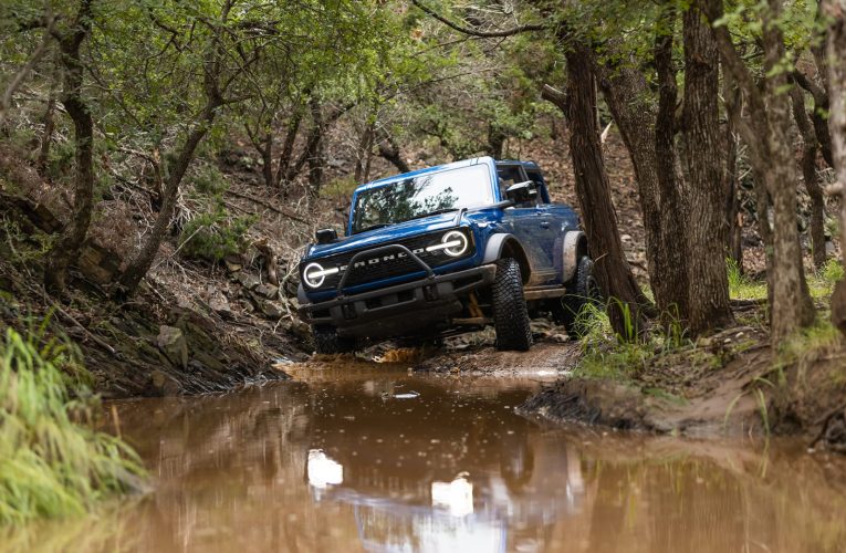 فورد برونكو ترفع سقف التحدي مع جيب رانجلر.. هذا أداؤها على التضاريس الوعرة