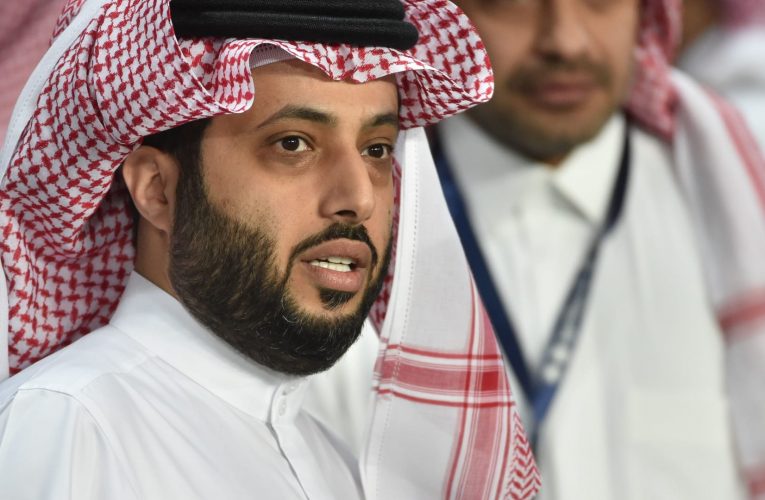 تركي آل الشيخ ينشر صورة مع أبطال أول عمل تلفزيوني من تأليفه.. ما الذي كُشف حول “الثمانية”؟