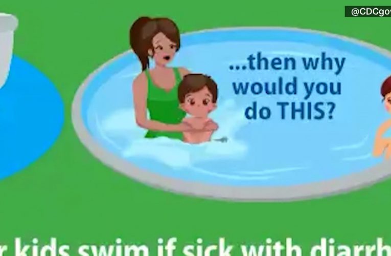 صور تحذر من التبرز في المسابح تلقى رواجًا كبيرًا على الإنترنت للأسباب الخاطئة