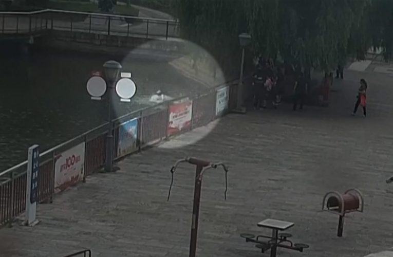 قفز دون تردد.. مسن بعمر 81 عامًا يخاطر بحياته لإنقاذ طفل غرق في نهر