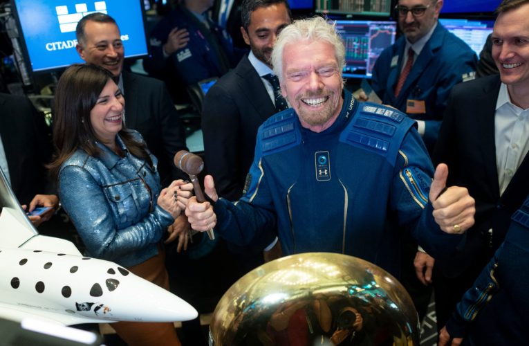أولًا بأول.. تغطية مباشرة لرحلة الملياردير ريتشارد برانسون إلى الفضاء