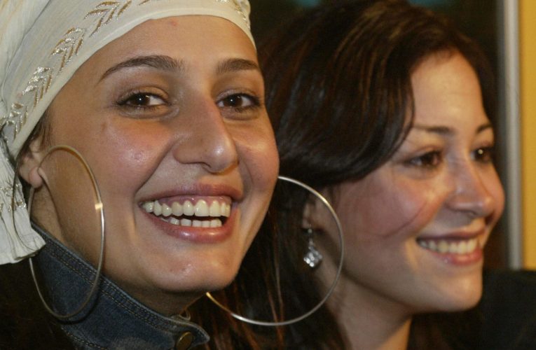 حلا شيحة تثير موجة جديدة من الجدل بعد نشرها صورة ياسمين عبدالعزيز بالحجاب