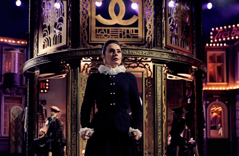 كم كان علينا الانتظار لنرى المسرح ينبض تحت أقدام شريهان؟