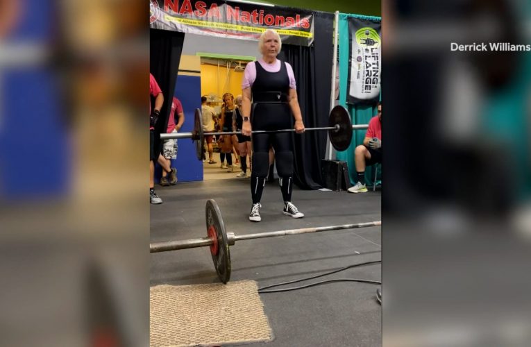 العمر مجرد رقم.. مسنّة تبلغ 78 عامًا تحقق 4 أرقام قياسية في رفع الأثقال