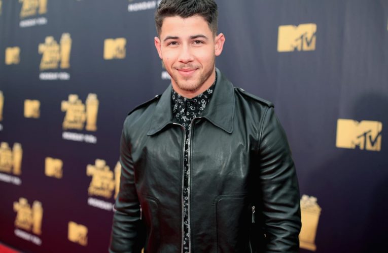 إصابة المغني نك جوناس أثناء تصوير برنامج خاص بالأولمبياد