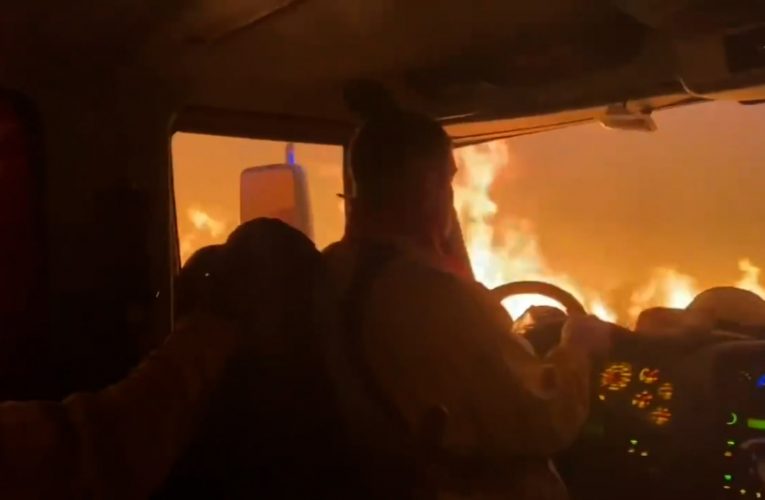 نجاة فريق إطفاء في اللحظة الأخيرة من حصار النيران لهم.. شاهد هروبهم