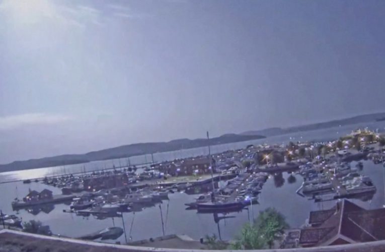 شاهد لحظة مرور نيزك كبير “بشكل غير عادي” مضيئًا ليل النرويج