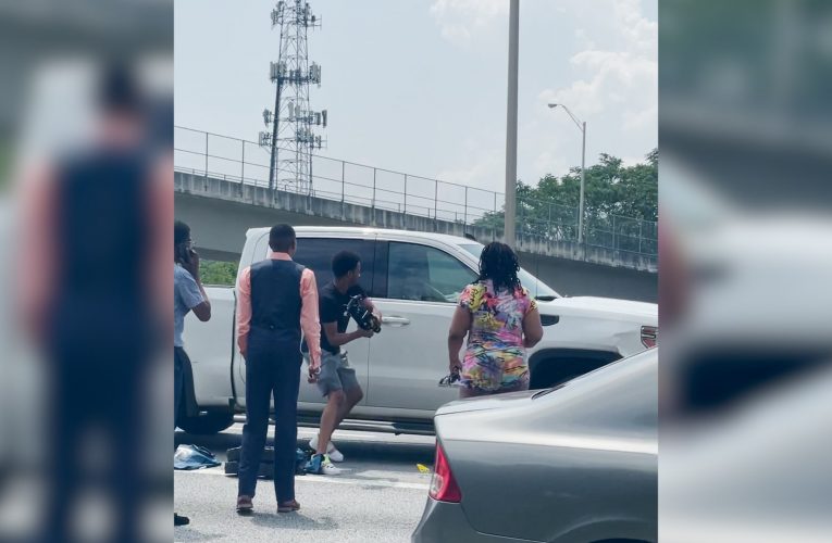 فيديو يظهر ضرب أشخاص لمركبة بعنف على طريق سريع.. ما السبب؟