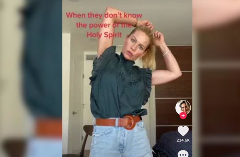 فيديو أثار الجدل.. شاهد ممثلة ترقص وهي تحمل الكتاب المقدس