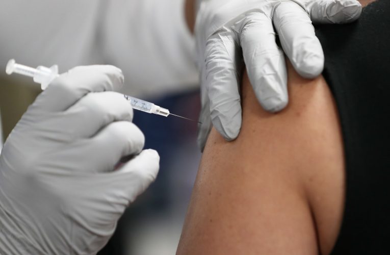 رئيس إحدى الشركات: نقترب من جعل بيئة العمل غير مريحة لمن يرفض اللقاح