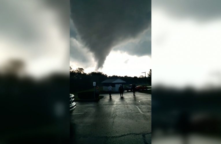 اعتقد أنه دخان متصاعد.. لاعب يرصد لحظة تشكل إعصار هائل من العدم