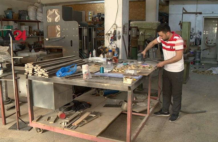 بالفيديو.. شاب سوري يحول الخردة إلى أعمال فنية في إسطنبول