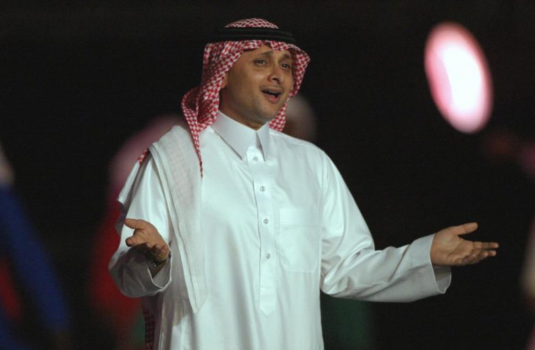 عبد المجيد عبد الله يبدأ عامه الـ 60 بـ “عالم موازي”.. محطات في مسيرة “أمير الطرب”