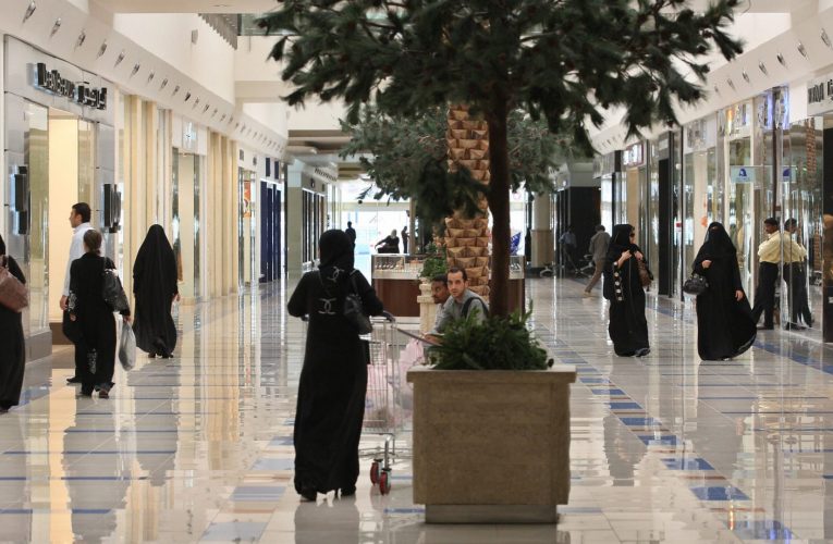 السعودية تبدأ بتنفيذ قرار “قصر العمل بالمولات على السعوديين”