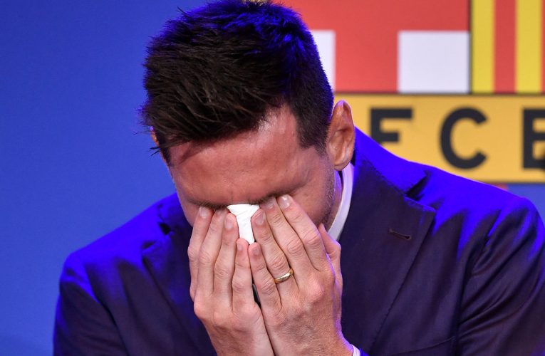 ميسي والدموع تغلبه: لا أصدق أنني سأرحل عن برشلونة.. وباريس سان جيرمان خيار محتمل