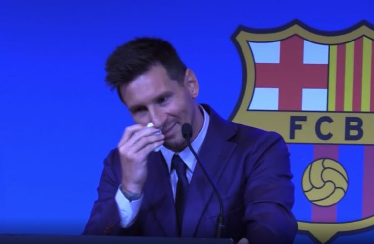 شاهد.. لحظة بكاء ميسي خلال مؤتمر وداع برشلونة