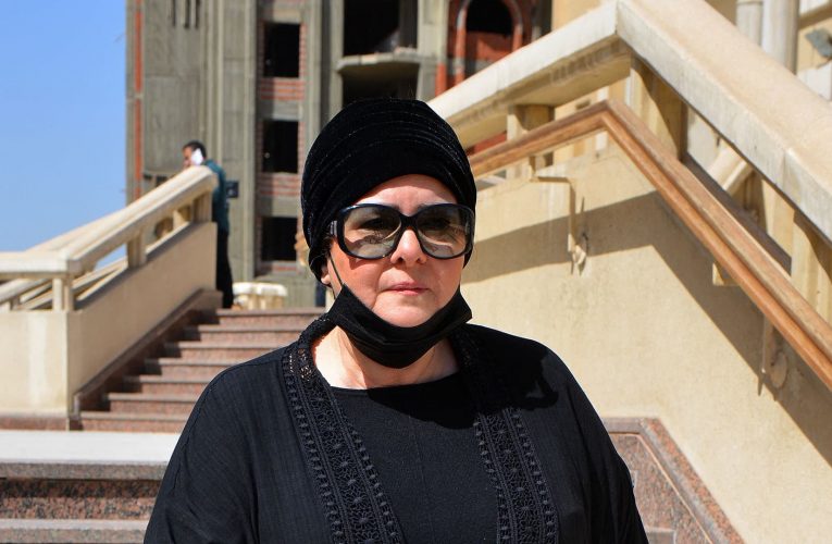 جنازة دلال عبد العزيز.. المشهد الأخير من “قصة حب أسطورية” بين “دولي وسمورة”