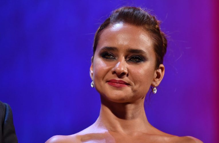 نيللي كريم تحتفل بزفافها بعد حدادٍ قصير على الفنّانة دلال عبد العزيز