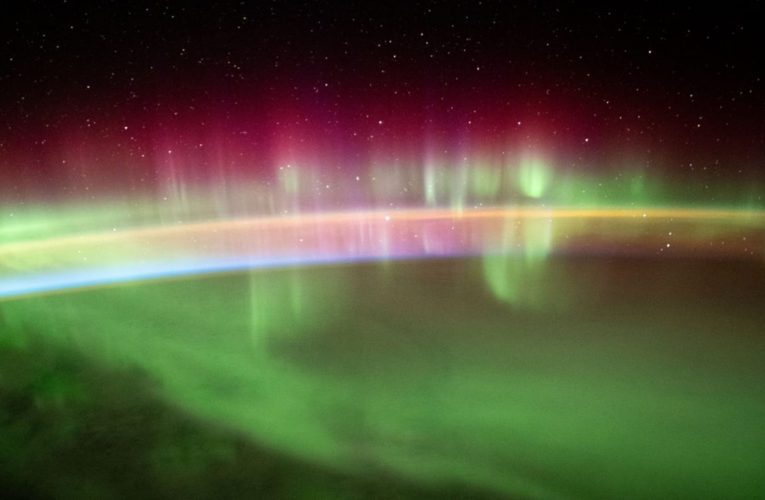 بتقنية الفاصل الزمني.. هكذا تبدو أضواء الشفق القطبي من الفضاء