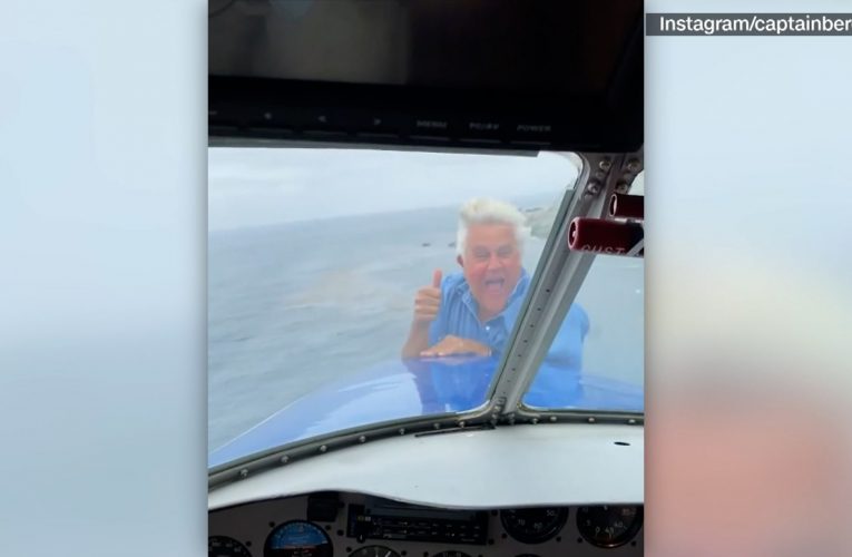 مذيع يخاطر بحياته ويتعلق بمقدمة طائرة تحلق بسرعة 237 كيلومترًا في الساعة.. لن تصدق السبب