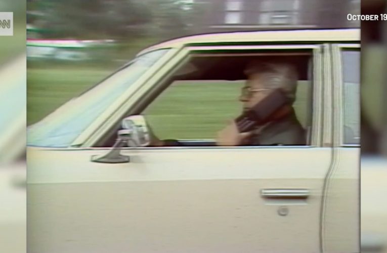 شاهد.. كيف قامت CNN بتغطية أخبار نشوء الهواتف المحمولة في عام 1982